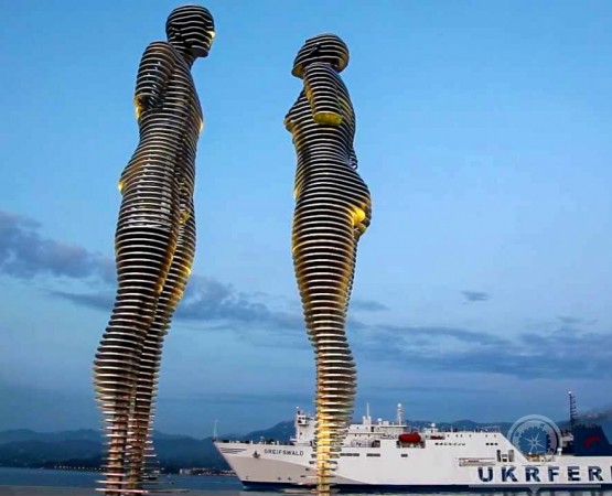 Скульптура Али и Нино на wikipoints.ru