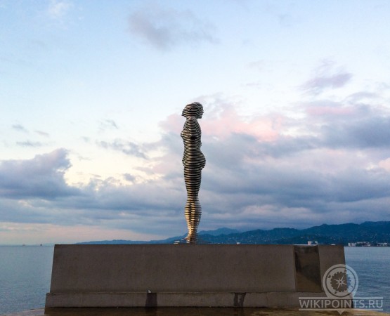 Скульптура Али и Нино на wikipoints.ru