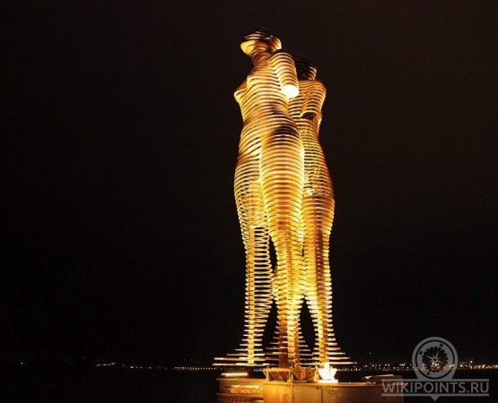 Скульптура Али и Нино на wikipoints.ru