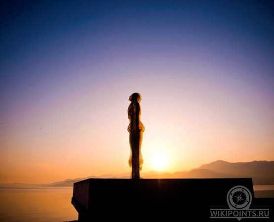 Скульптура Али и Нино на wikipoints.ru