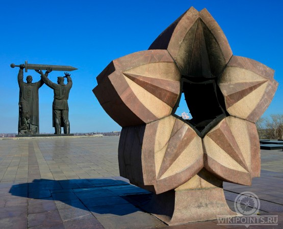 Монумент Тыл - фронту  на wikipoints.ru