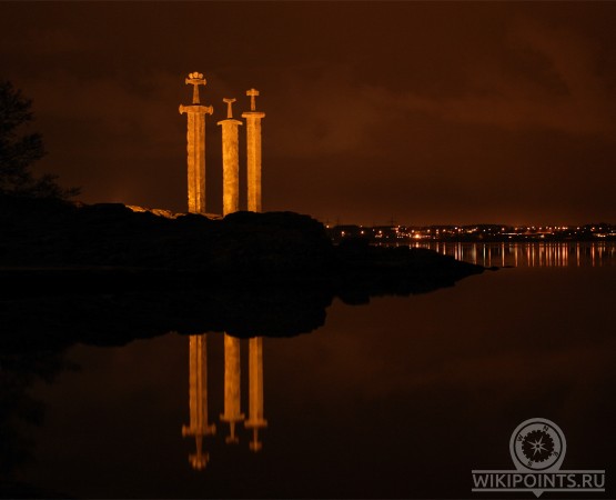 Памятник Мечи в камне на wikipoints.ru