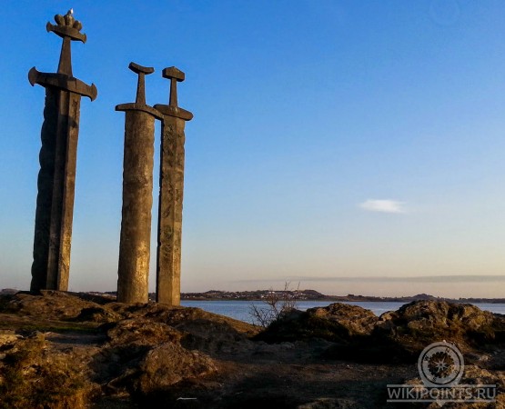 Памятник Мечи в камне на wikipoints.ru