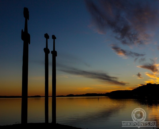 Памятник Мечи в камне на wikipoints.ru