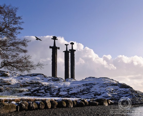 Памятник Мечи в камне на wikipoints.ru