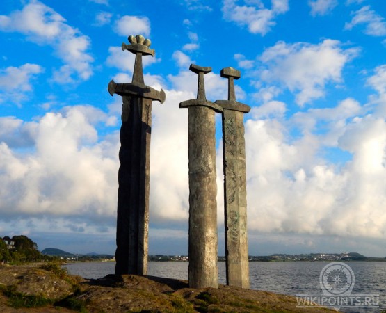 Памятник Мечи в камне на wikipoints.ru