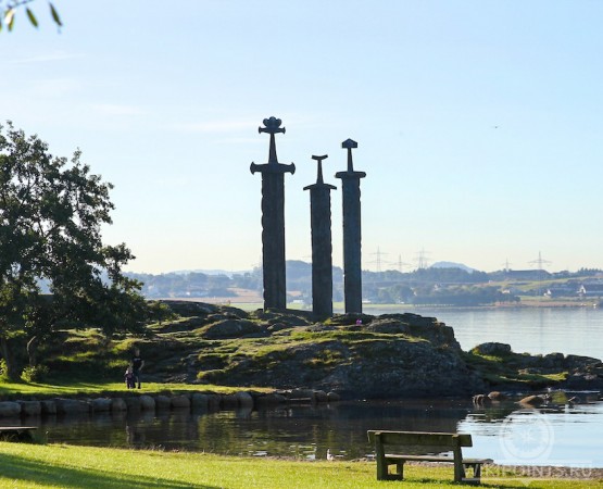 Памятник Мечи в камне на wikipoints.ru