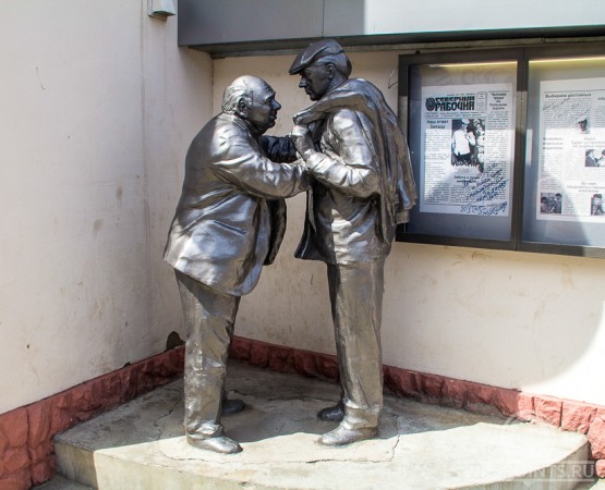 Скульптурная группа и пивная Афоня на wikipoints.ru