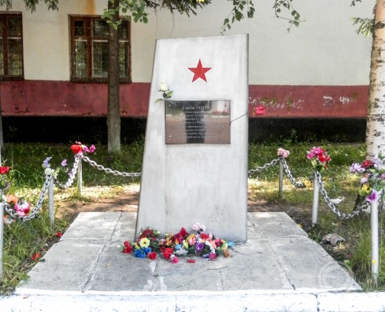 Стела в честь рекордного перелёта женского экипажа на wikipoints.ru