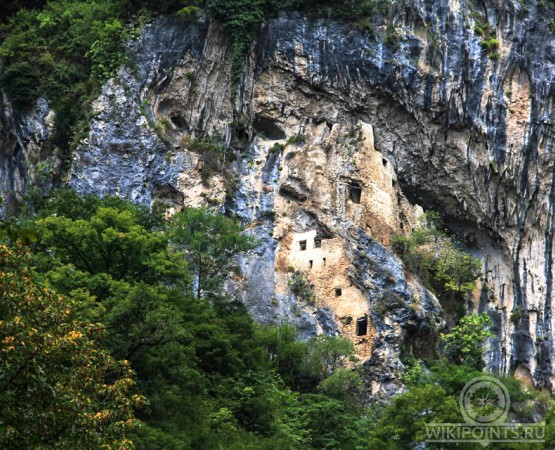 Отхарский скальный монастырь на wikipoints.ru
