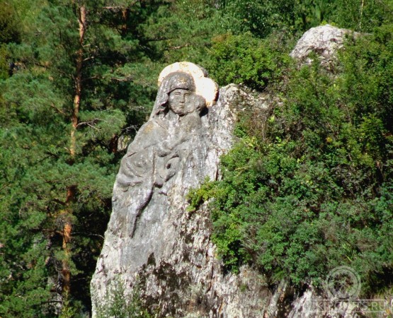 Наскальная икона Богородицы с младенцем на wikipoints.ru