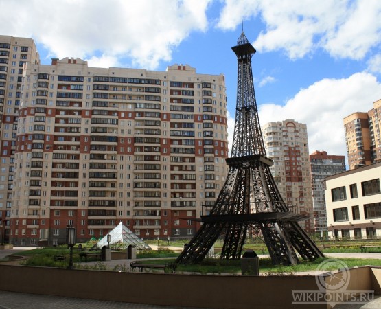 Двор с Эйфелевой башней на wikipoints.ru