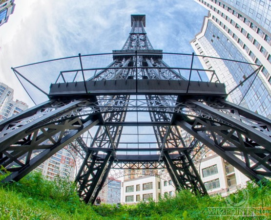 Двор с Эйфелевой башней на wikipoints.ru