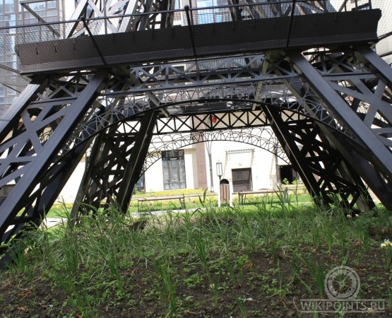 Двор с Эйфелевой башней на wikipoints.ru