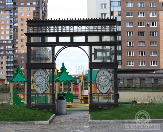 Двор с Эйфелевой башней на wikipoints.ru