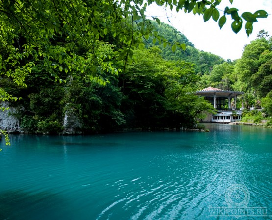 Искусственный водопад и озеро Псырцха на wikipoints.ru