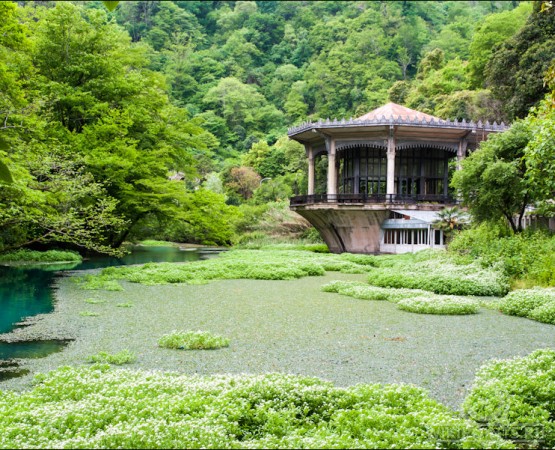 Искусственный водопад и озеро Псырцха на wikipoints.ru