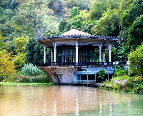 Искусственный водопад и озеро Псырцха на wikipoints.ru