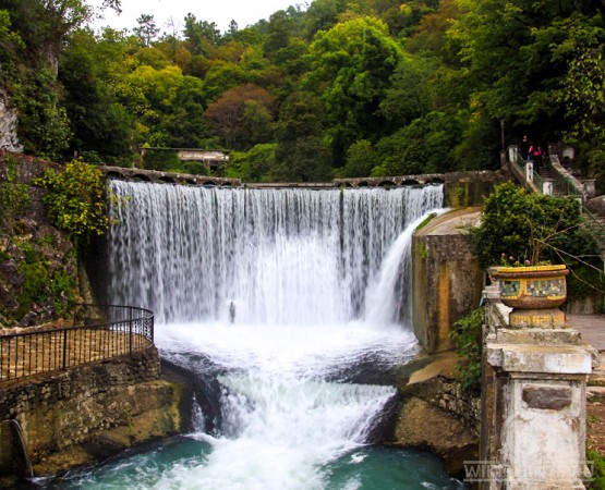 Искусственный водопад и озеро Псырцха на wikipoints.ru